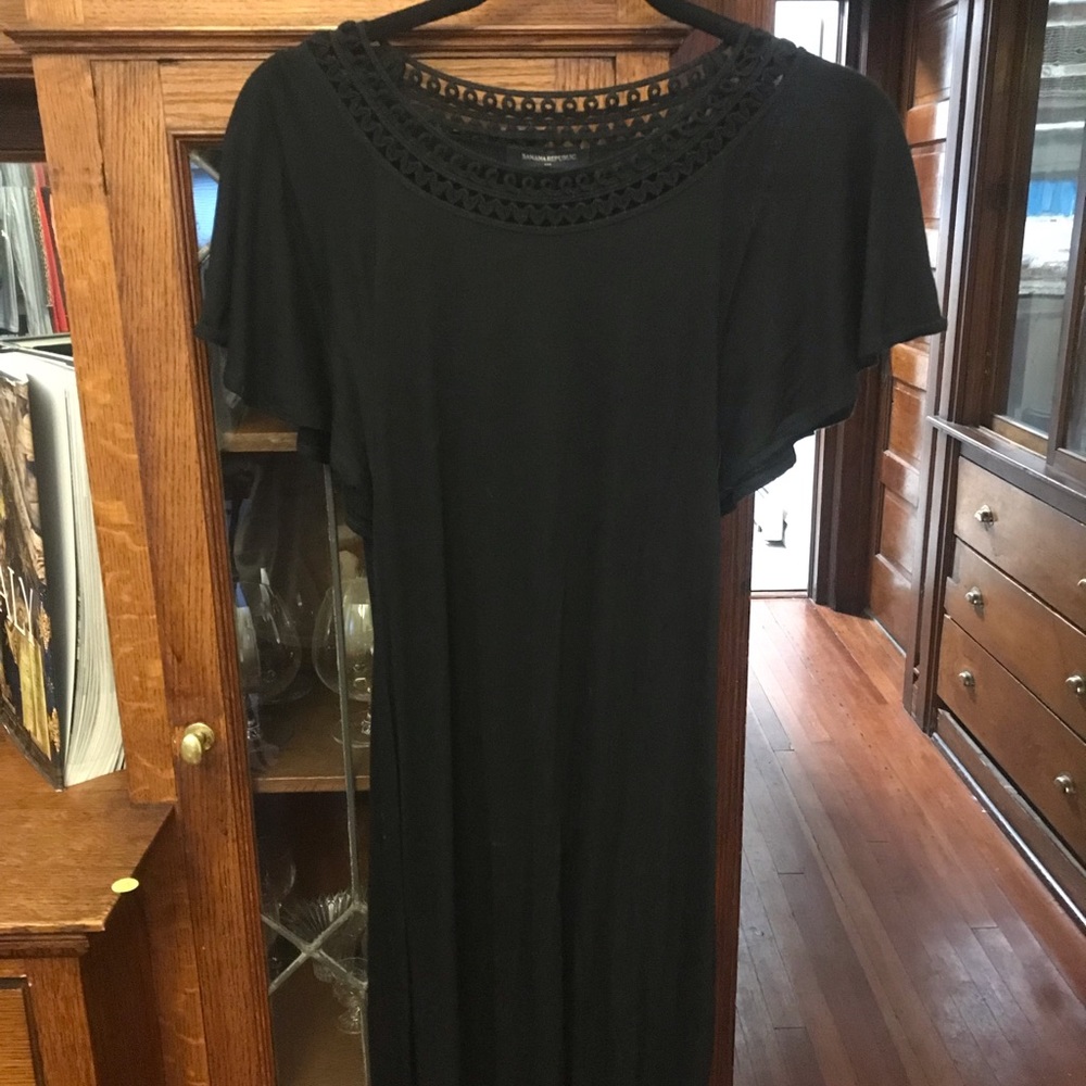 🦋🥳HP!! Banana Republic black dress. Fits S to M